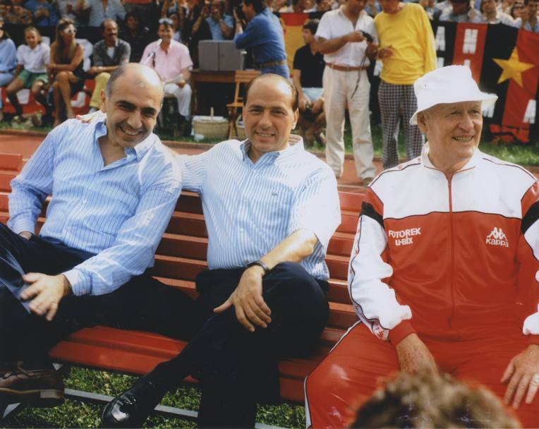 1986 Silvio Berlusconi con Adriano Galliani e Nils Liedholm seduti su una panchina durante un&#39;amichevole pre-campionato